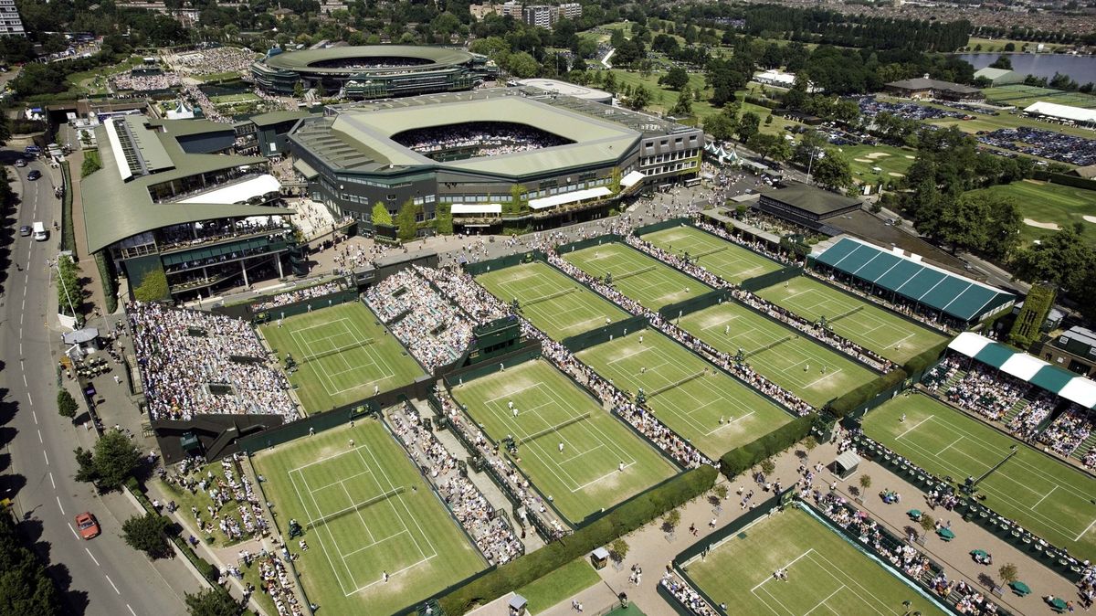 Wimbledon si léta platil nákladnou pojistku proti pandemii. Teď se hodí